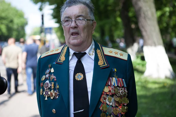 UCRAINA, KIEV, 9 MAGGIO 2016, Giorno della Vittoria, 9 maggio. Monumento a un soldato sconosciuto: i veterani della seconda guerra mondiale portano fiori al monumento di un soldato sconosciuto . — Foto Stock