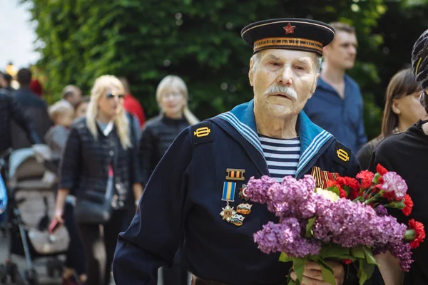 UCRAINA, KIEV, 9 MAGGIO 2016, Giorno della Vittoria, 9 maggio. Monumento a un soldato sconosciuto: i veterani della seconda guerra mondiale portano fiori al monumento di un soldato sconosciuto . — Foto Stock