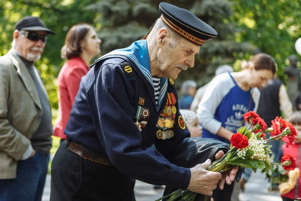 UCRAINA, KIEV, 9 MAGGIO 2016, Giorno della Vittoria, 9 maggio. Monumento a un soldato sconosciuto: i veterani della seconda guerra mondiale portano fiori al monumento di un soldato sconosciuto . — Foto Stock