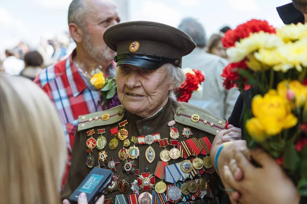 UCRAINA, KIEV, 9 MAGGIO 2016, Giorno della Vittoria, 9 maggio. Monumento a un soldato sconosciuto: i veterani della seconda guerra mondiale portano fiori al monumento di un soldato sconosciuto . — Foto Stock