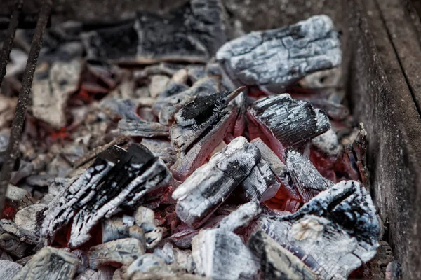 Carbón, carbón quemado en la parrilla, fuego —  Fotos de Stock