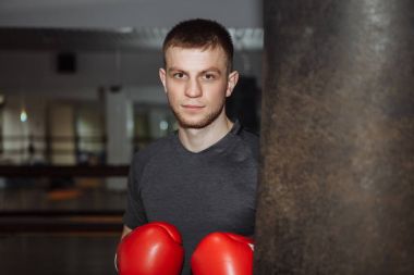 Adam, boks eldivenleri, spor salonunda, erkekte eğitim spor,