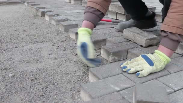 Trottoaren reparation, murverk, bilfria road — Stockvideo