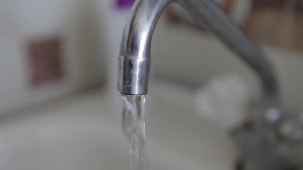 A água limpa flui da torneira — Vídeo de Stock