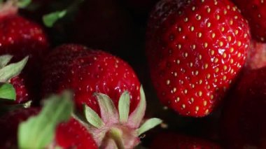 Bir plaka üzerinde taze çilek yakın çekim