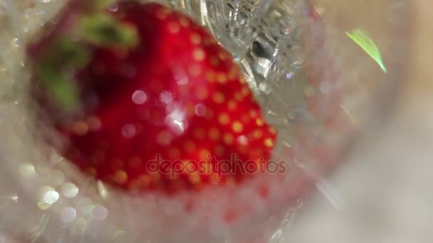Strawberries in a glass with white wine — Stock Video