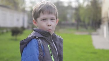 Küçük çocuk yemek sakız, şeker