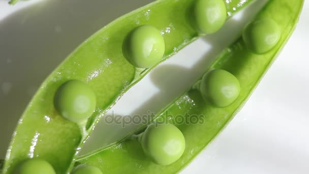 Ervilhas verdes, close-up em um fundo branco, prato — Vídeo de Stock