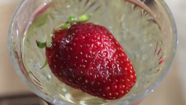 Aardbeien in een glas met witte wijn — Stockvideo