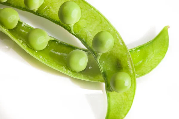 Green peas, close-up on a white background, plate — Stock Photo, Image