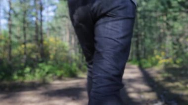 Ormanda tek başına bir adam girer. Ormanda yürümek. Turizm, dinlenme.