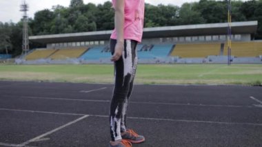 Eğitim germe kadın. Fitness kadın bacakları eğitim önce yeşil çayır on germe. Genç kız bacaklarını germe. Önce eğitim ısınıyor. Genç kadının germe egzersiz yapması