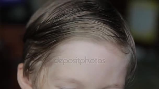 Un joven se peina el pelo corto con un peine . — Vídeo de stock