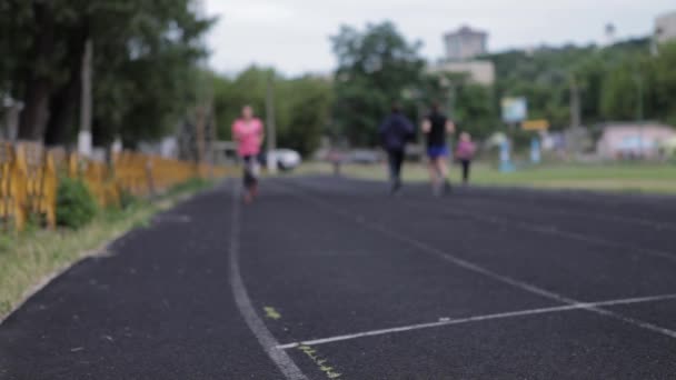 Una joven está corriendo en el estadio. Practicando deportes. Chica corriendo deporte . — Vídeo de stock