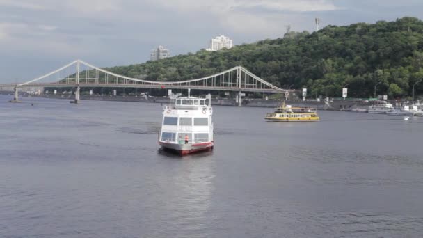 Passagiersboot op de rivier. — Stockvideo