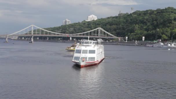 Bateau à passagers sur la rivière. — Video