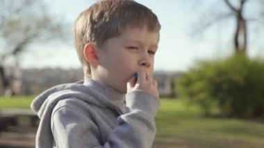 Genç çocuk şeker kamışı mutfakta yemek