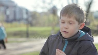 Genç çocuk şeker kamışı mutfakta yemek