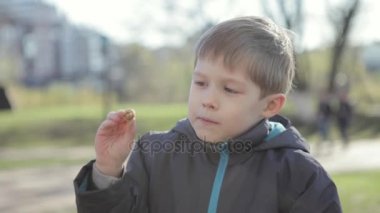 Genç çocuk şeker kamışı mutfakta yemek