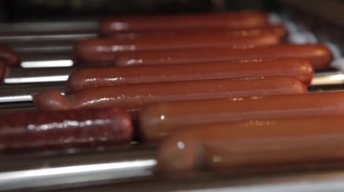 Alevler üzerinde ızgara sosis. İştah açıcı hotdog sosis ızgara, pişirildikten aperatifler sokak gıda Festivali.