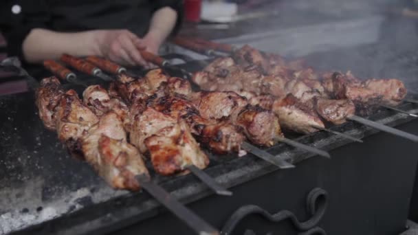 Carne a la parrilla. Apetitivo shish kebab se fríe en un pincho al aire libre . — Vídeo de stock