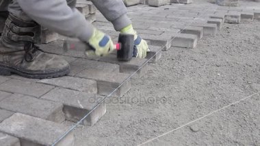 İşçi yeni kaldırım kaldırım taş tuğla ile yapım. Keçiyolundan tamiri. Örmek.