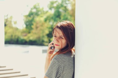 Satılık, tüketim: akıllı telefonlar ve alışveriş ile kendine güvenen Bayan 