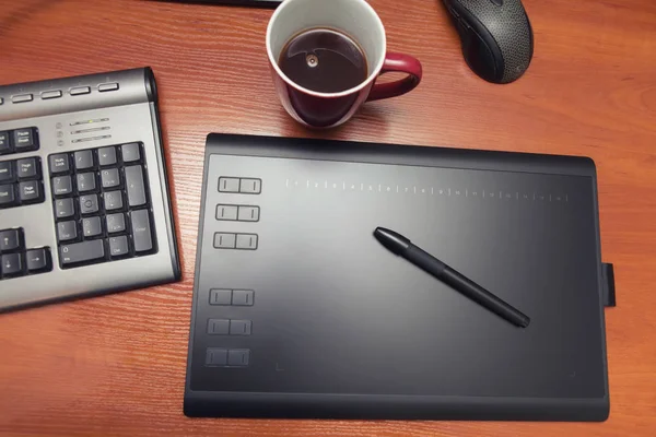 Rysownica z ołówkiem, część notebooka i filiżankę kawy na czarny drewniany stół, z bliska — Zdjęcie stockowe
