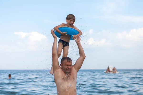 Dad and son bathe in the sea, play fun. — Stock Photo, Image