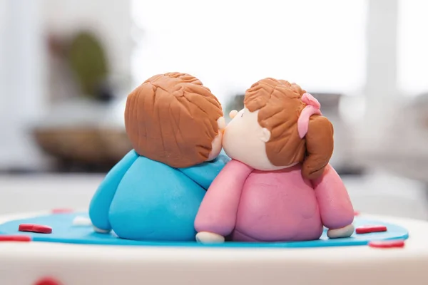 Sweet figures from the mastic of a couple in love on a cake. Figurines of the cupids on a cake, symbol of love and celebration. — Stock Photo, Image