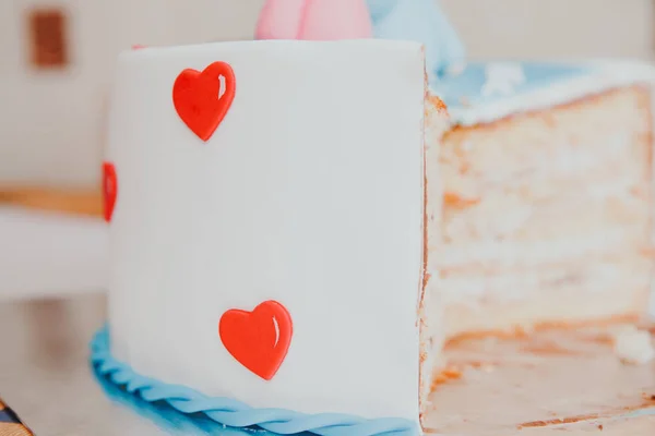 Corta el pastel con los corazones hasta el día del santo día de San Valentín. Postal, fondo, fondo de pantalla , —  Fotos de Stock