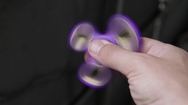 Değer değişimi veya fidgeting spinner çocuğun elinde dönen el