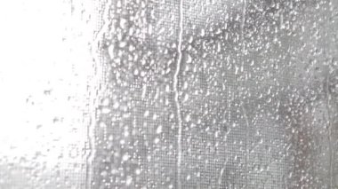 Su pencerede, şiddetli yağmur damlaları. Su damlacıkları penceresinde.