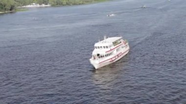 nehirde yüzen yolcu gemisi. Nehri üzerinde tekne ile geziler