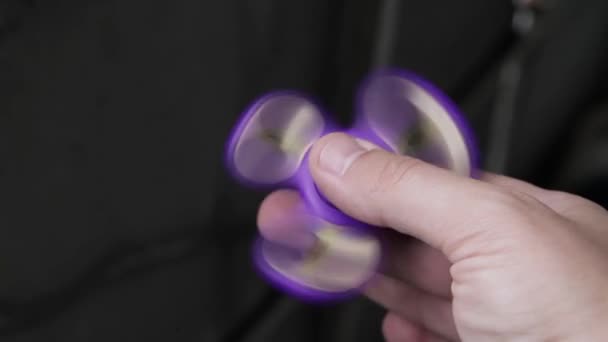 Je joue avec le Fidget Spinner violet. Spinner jouet à la main .