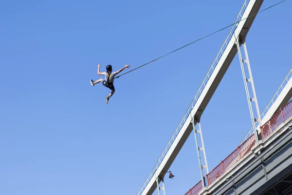 Salta del puente con la cuerda. Deporte extremo, salto, adrenalina. El hombre saltó desde el puente con la cuerda —  Fotos de Stock