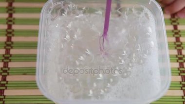 Sabun köpüğü bir sürü tüpten üfleme.