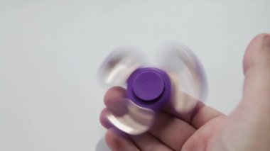 Değer değişimi elinde oyuncak çocuk. Beyaz bir arka plan üzerinde değer değişimi.