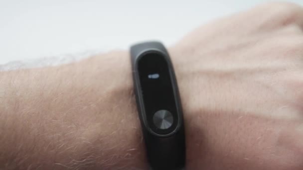 Un reloj inteligente, una pulsera deportiva, medimos el número de pulsaciones por minuto . — Vídeo de stock