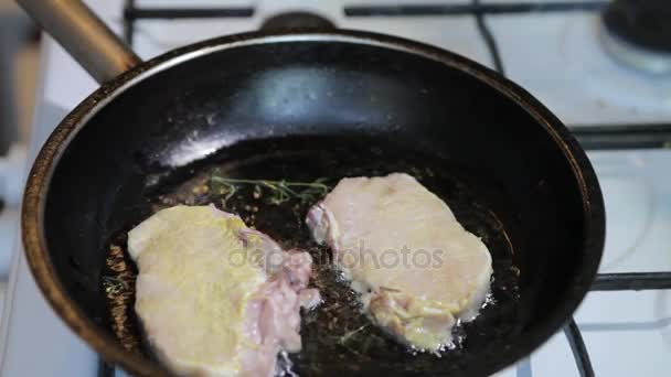 La carne cruda es puesta en la sartén. Filete frito en una sartén . — Vídeos de Stock