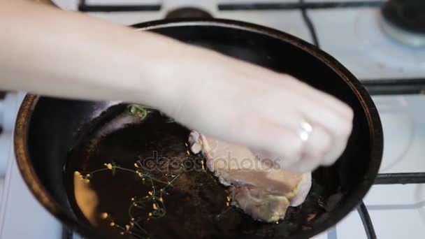 Сырое мясо кладут в сковородку. Стейк жарить на сковородке . — стоковое видео