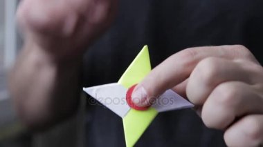 Çocuk oyuncak spinner kağıttan yapılmış. Elinde kağıt spinner twist. Kendi el tarafından yapılan bir kağıt spinner.
