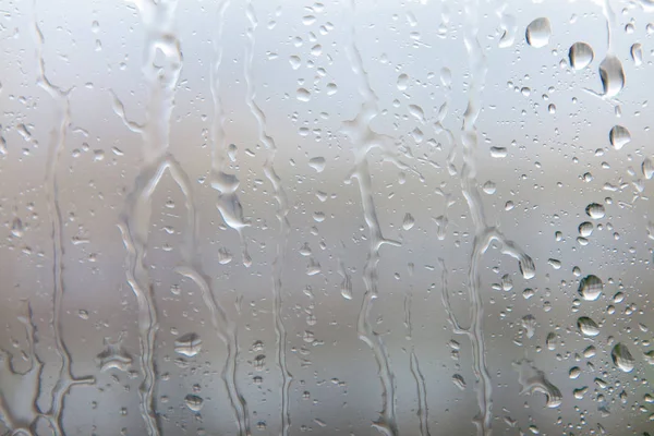 Regnet droppar på glaset. Droppar vatten på glaset. — Stockfoto