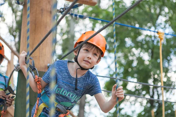 High wire park, touwbaan, hindernissenparcours. Stockfoto