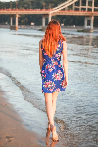 Hermosas piernas de una hermosa chica caminando en el agua descalza . Imágenes De Stock Sin Royalties Gratis