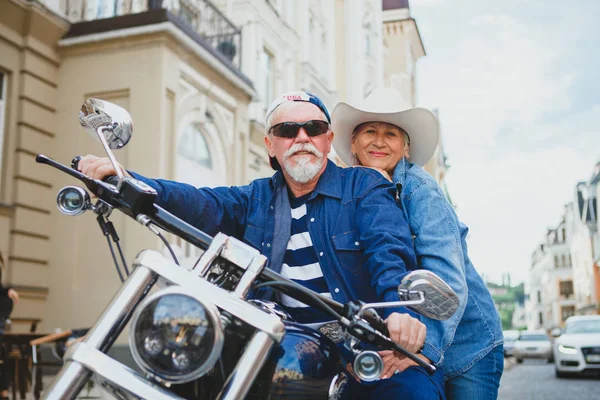 成熟的男人和女人在摩托车上. 免版税图库图片