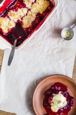 Vişneli tart pasta dondurma kaşık ile