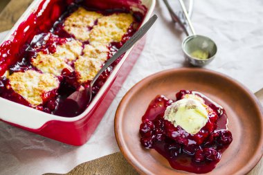 Vişneli tart pasta dondurma kaşık ile