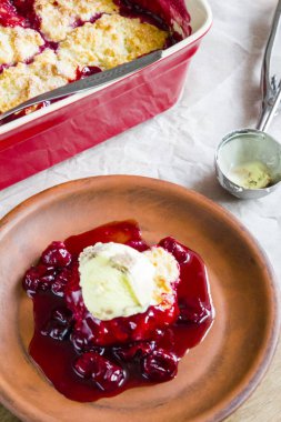 Vişneli tart pasta dondurma kaşık ile