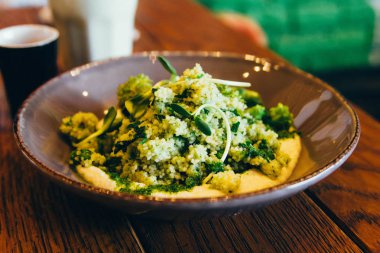 Sağlıklı ve taze Quinoa ıspanak salatası